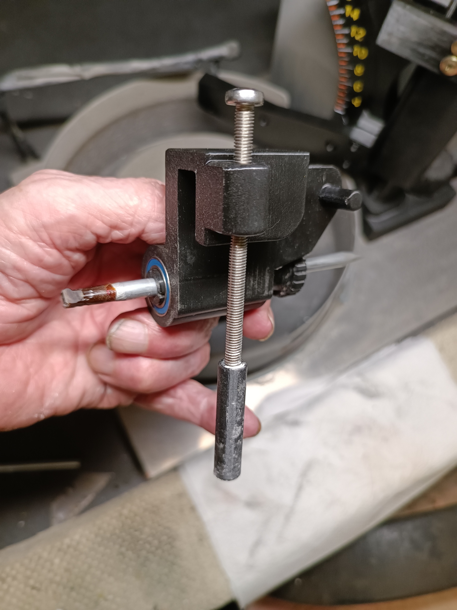 Arm mounted rounding pre-former